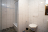 UG: Dusche und WC - Architektur trifft Wohnqualität – besonderes Zuhause in Langenau