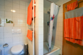 OG: Badezimmer - Architektur trifft Wohnqualität – besonderes Zuhause in Langenau