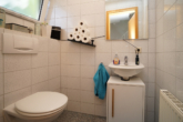 EG: Separates Gäste-WC - Architektur trifft Wohnqualität – besonderes Zuhause in Langenau