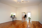 DG: Großes Schlafzimmer mit Badezimmer - Architektur trifft Wohnqualität – besonderes Zuhause in Langenau