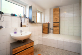 OG: Tageslichtbadezimmer - Architektur trifft Wohnqualität – besonderes Zuhause in Langenau