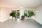 EG: Wohn- und Esszimmer - Architektur trifft Wohnqualität – besonderes Zuhause in Langenau
