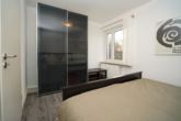 Schlafzimmer - Möblierte 2-Zimmer-Wohnung mit Balkon – Ulm-Safranberg