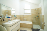 Helles und stilvolles Badezimmer - Exklusive Architekten-Doppelhaushälfte in begehrter Höhenlage von Daisendorf