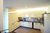 Offene Küche - Exklusive Architekten-Doppelhaushälfte in begehrter Höhenlage von Daisendorf