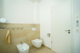 Helles und stilvolles Badezimmer - Exklusive Architekten-Doppelhaushälfte in begehrter Höhenlage von Daisendorf
