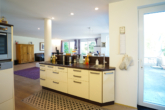 Küche mit Terrassen-Zugang - Exklusive Architekten-Doppelhaushälfte in begehrter Höhenlage von Daisendorf